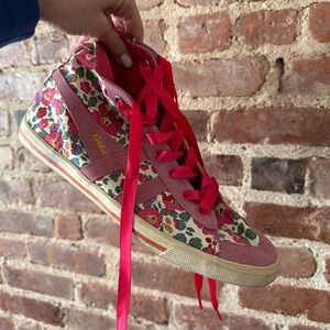 Super cute springy floral sneakers 🌸